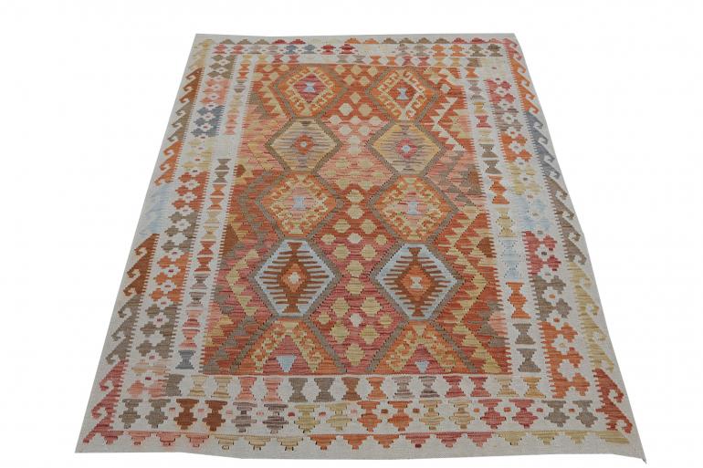 Here’s all there is to know about Kilim rugs and their aesthetics